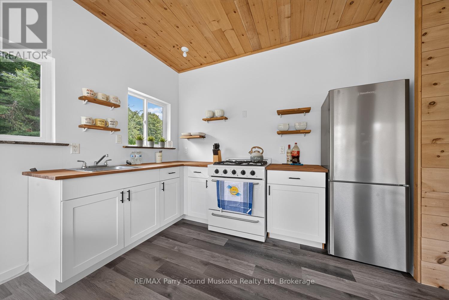39 Fire Route 200, Mckellar, ON - Indoor Photo Showing Kitchen