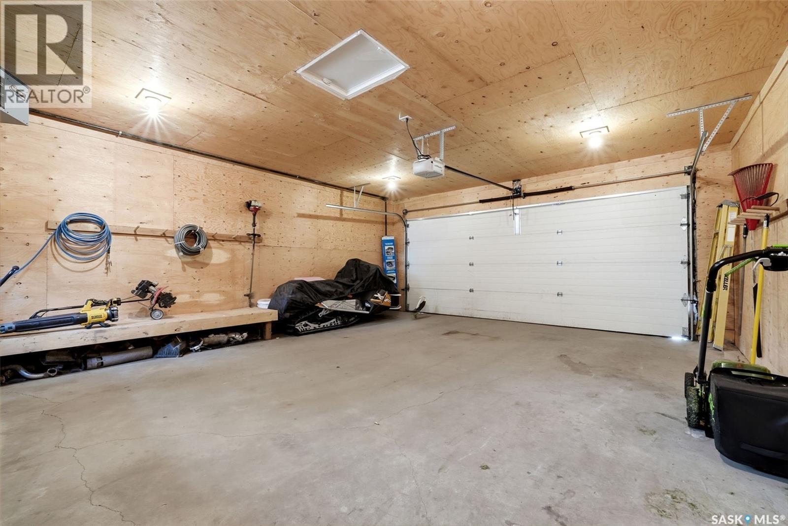 2273 Cameron Street, Regina, SK - Indoor Photo Showing Garage