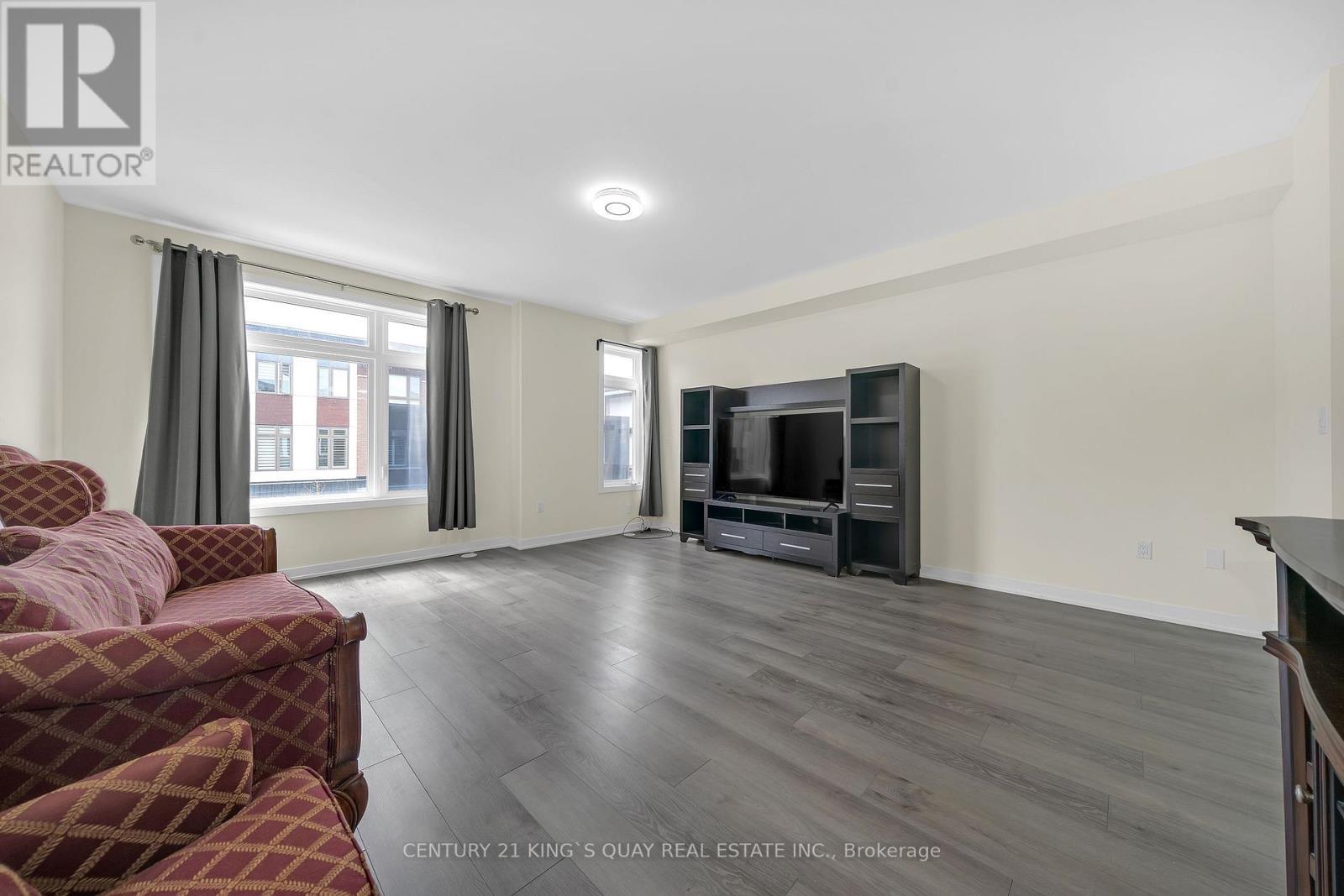 33 - 250 Finch Avenue, Pickering, ON - Indoor Photo Showing Living Room