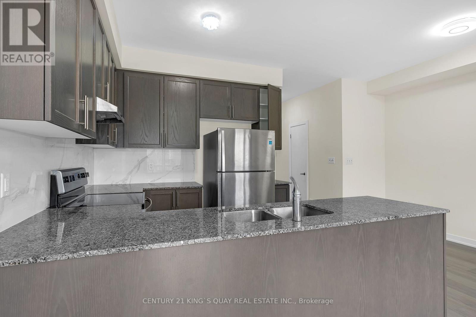 33 - 250 Finch Avenue, Pickering, ON - Indoor Photo Showing Kitchen With Double Sink With Upgraded Kitchen