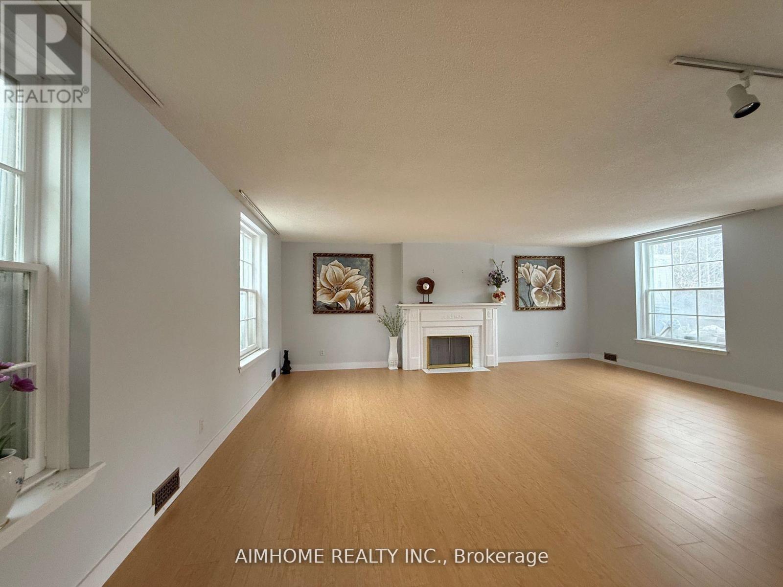 338 Steeles Avenue E, Markham, ON - Indoor