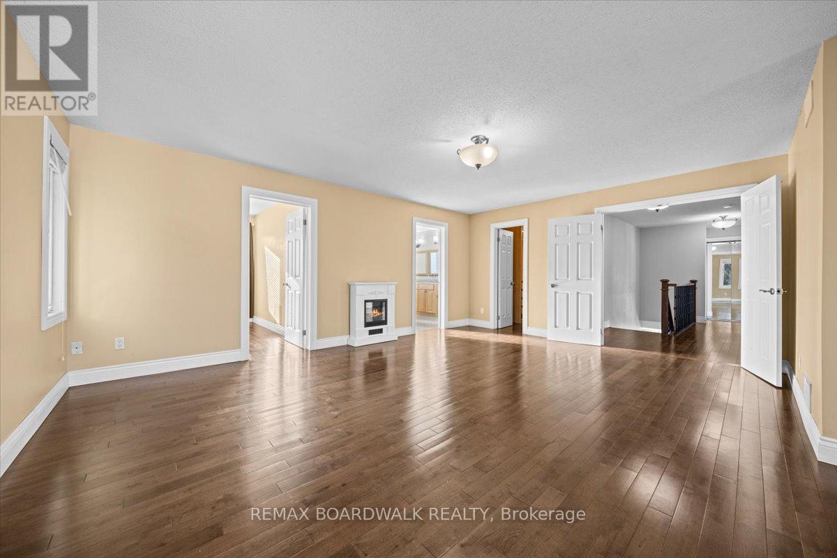 7089 Bush Drive, Ottawa, ON - Indoor Photo Showing Living Room
