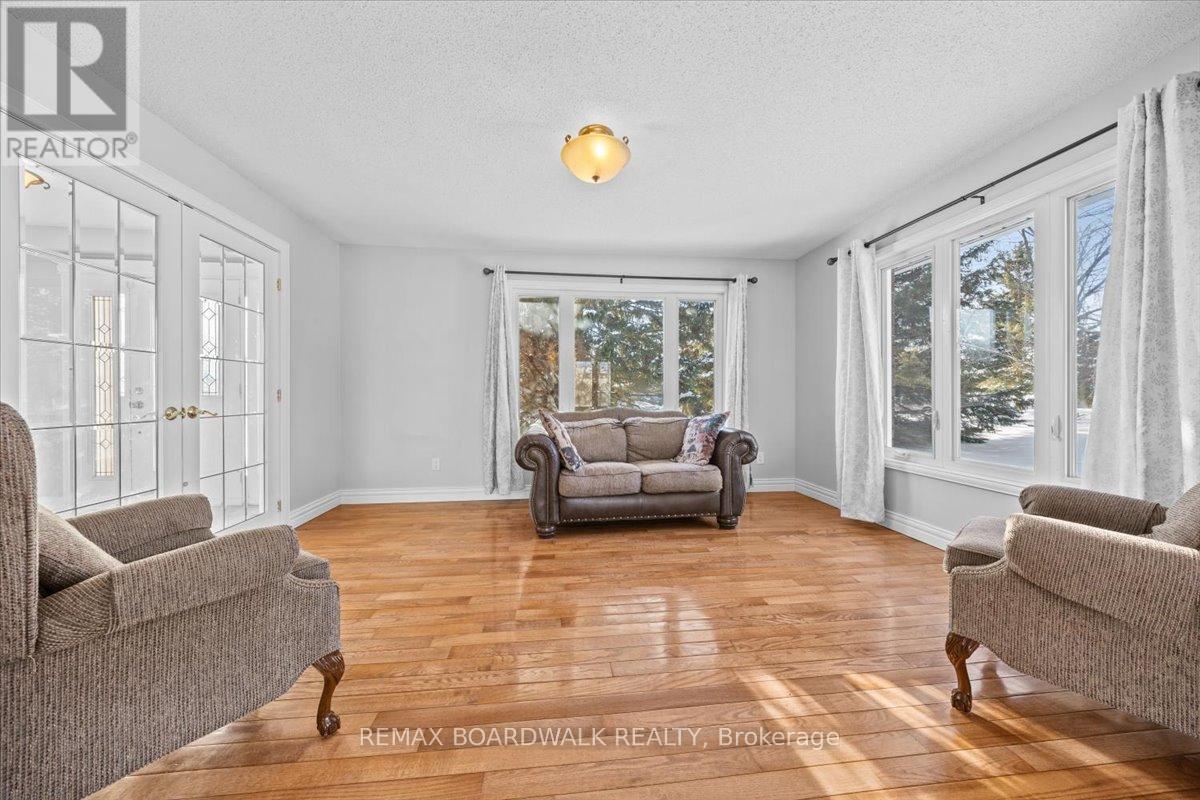 7089 Bush Drive, Ottawa, ON - Indoor Photo Showing Living Room