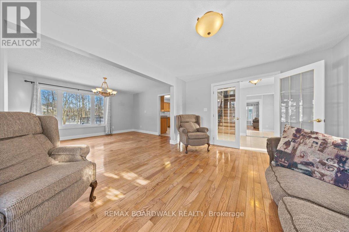 7089 Bush Drive, Ottawa, ON - Indoor Photo Showing Living Room