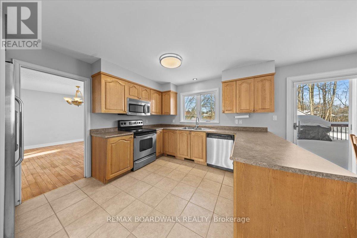 7089 Bush Drive, Ottawa, ON - Indoor Photo Showing Kitchen With Stainless Steel Kitchen
