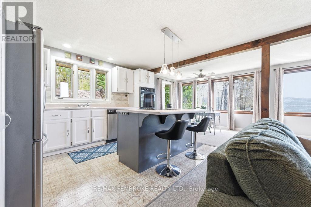 634 Goldfinch Way, Head, Clara And Maria, ON - Indoor Photo Showing Kitchen With Upgraded Kitchen