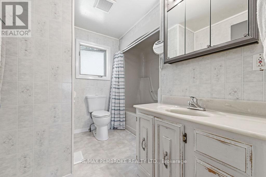 634 Goldfinch Way, Head, Clara And Maria, ON - Indoor Photo Showing Bathroom