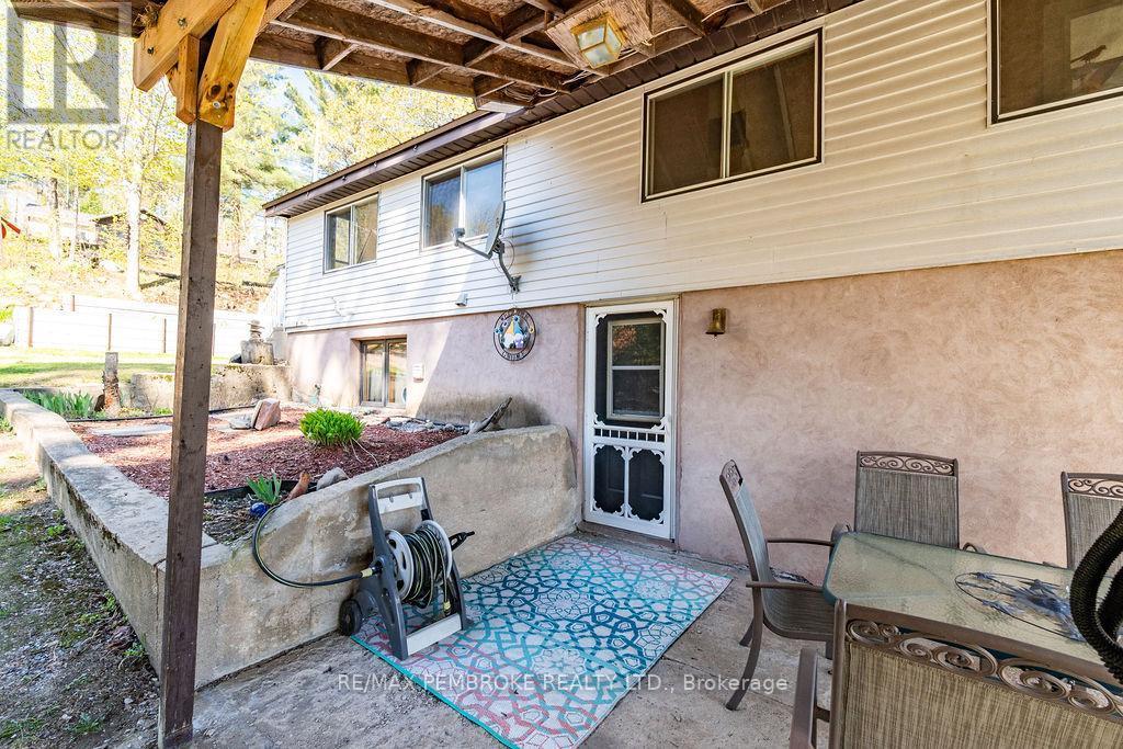 634 Goldfinch Way, Head, Clara And Maria, ON - Outdoor With Exterior