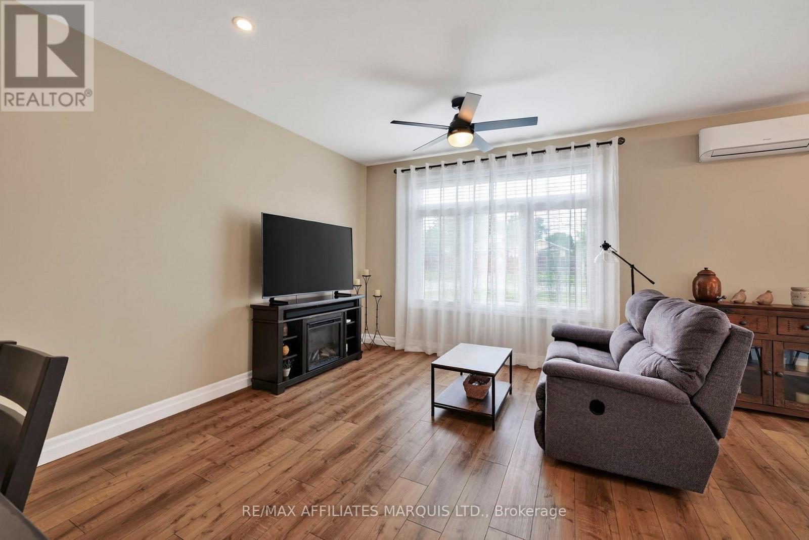 5401 Woodlands Road, South Stormont, ON - Indoor Photo Showing Living Room