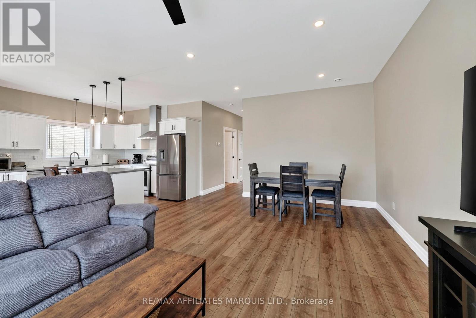 5401 Woodlands Road, South Stormont, ON - Indoor Photo Showing Living Room