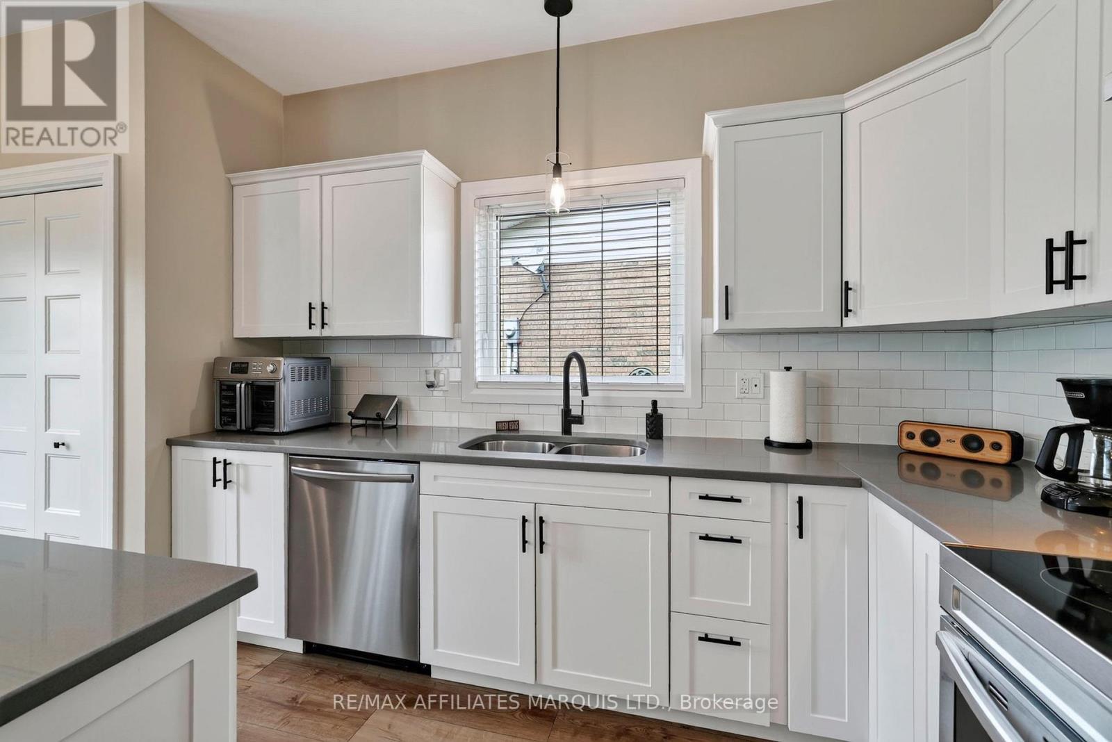 5401 Woodlands Road, South Stormont, ON - Indoor Photo Showing Kitchen With Double Sink