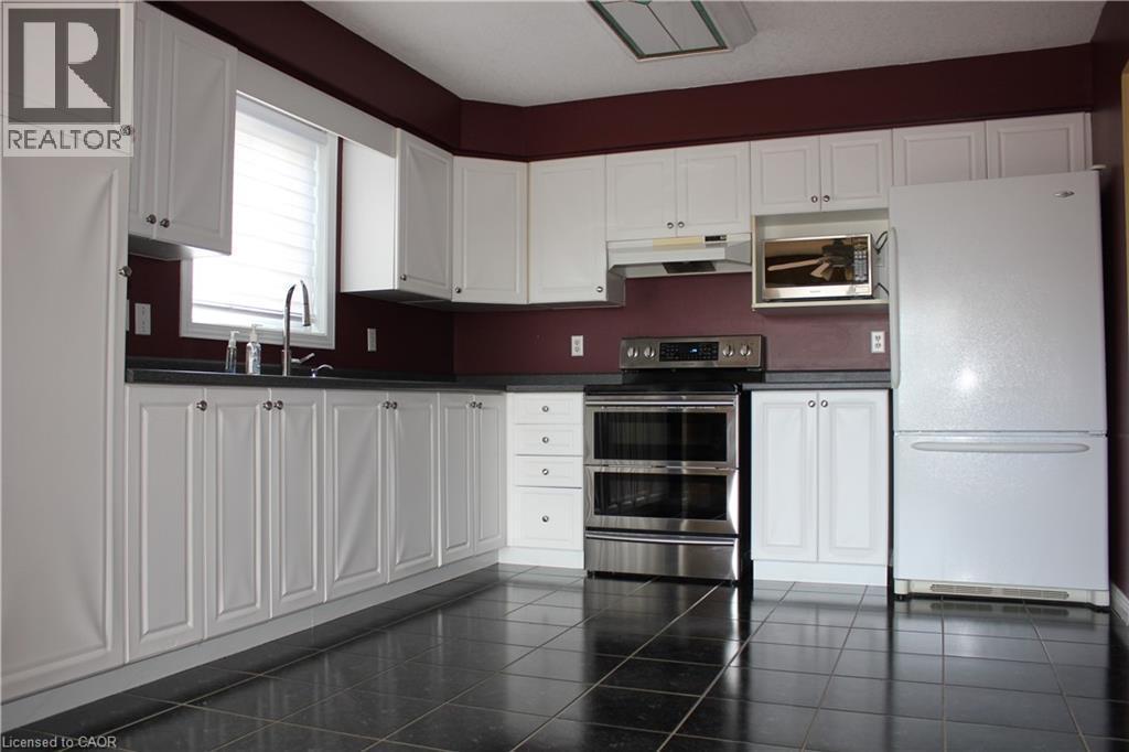184 Northampton Crescent Unit# B, Waterloo, ON - Indoor Photo Showing Kitchen