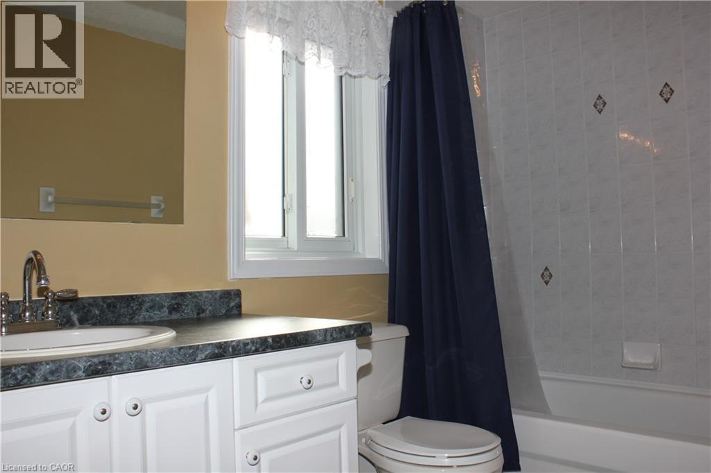 184 Northampton Crescent Unit# B, Waterloo, ON - Indoor Photo Showing Bathroom