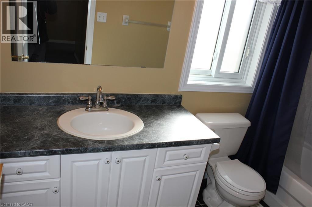 184 Northampton Crescent Unit# B, Waterloo, ON - Indoor Photo Showing Bathroom