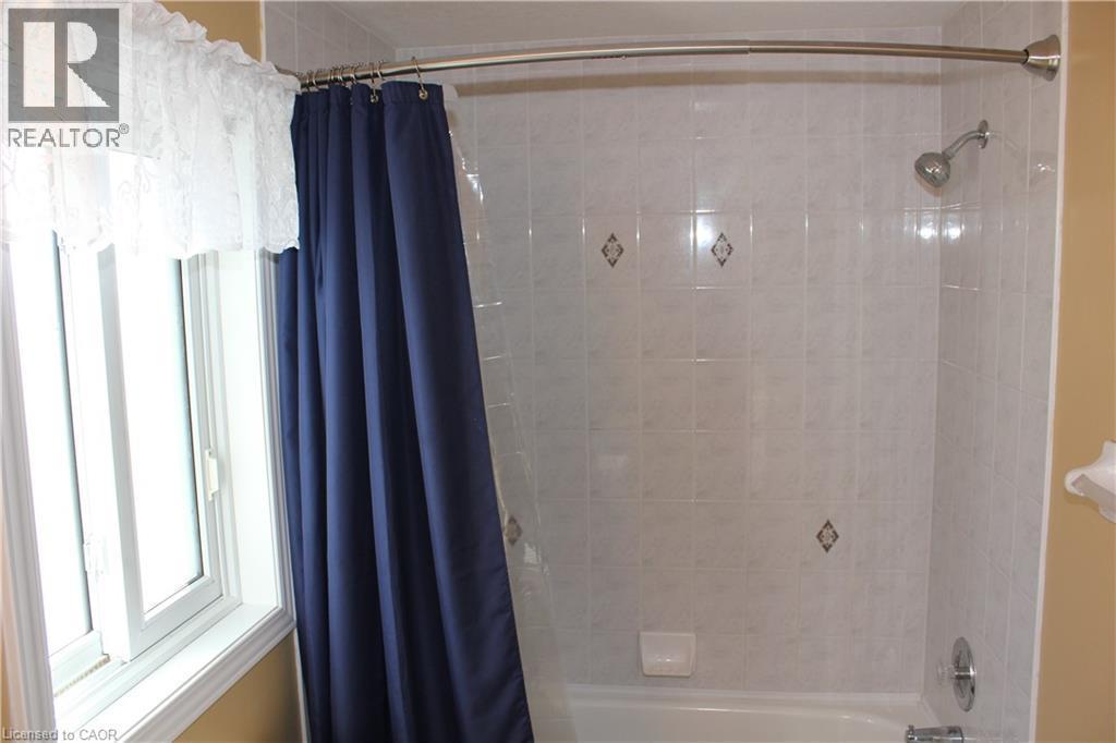 184 Northampton Crescent Unit# B, Waterloo, ON - Indoor Photo Showing Bathroom
