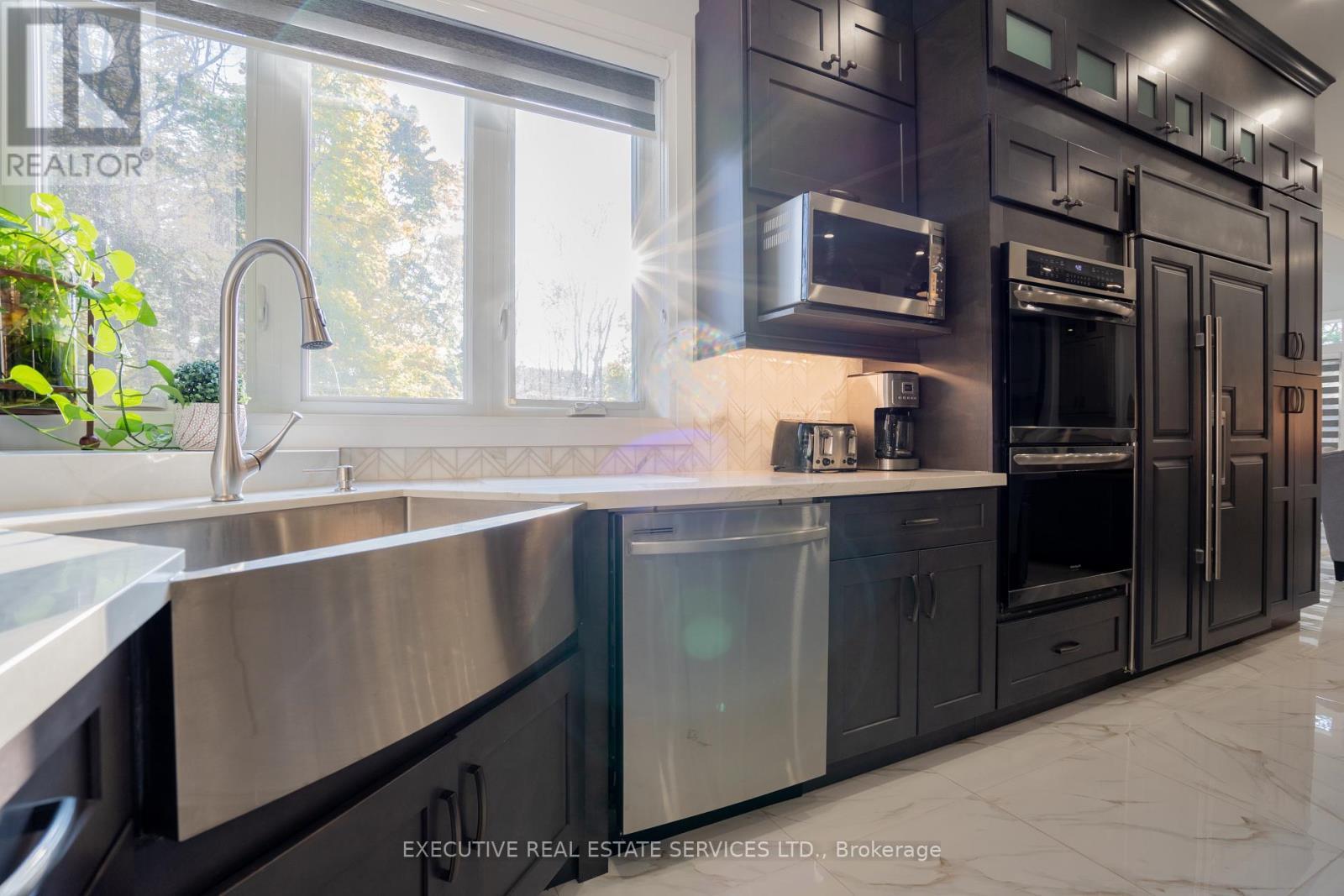 1138 Garden Road, Mississauga, ON - Indoor Photo Showing Kitchen With Double Sink With Upgraded Kitchen