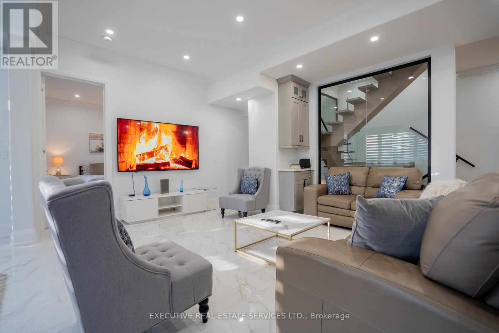 1138 Garden Road, Mississauga, ON - Indoor Photo Showing Living Room