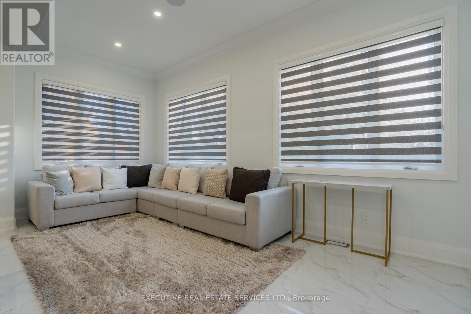 1138 Garden Road, Mississauga, ON - Indoor Photo Showing Living Room