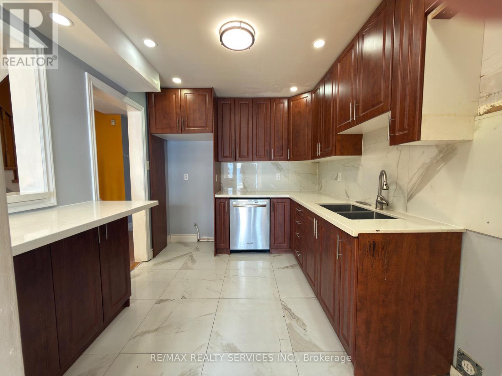 13 Wickstead Court, Brampton, ON - Indoor Photo Showing Kitchen With Double Sink