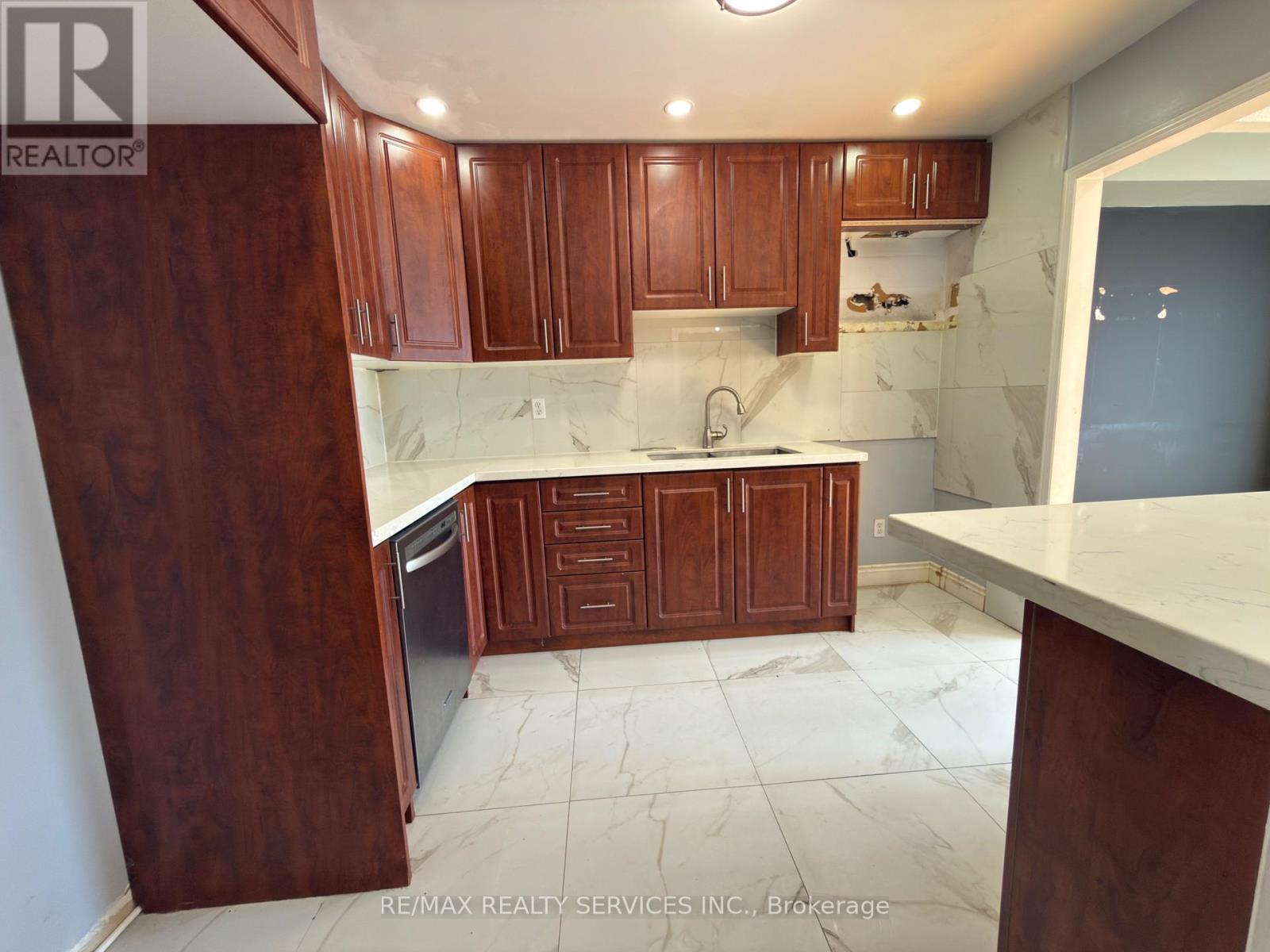 13 Wickstead Court, Brampton, ON - Indoor Photo Showing Kitchen