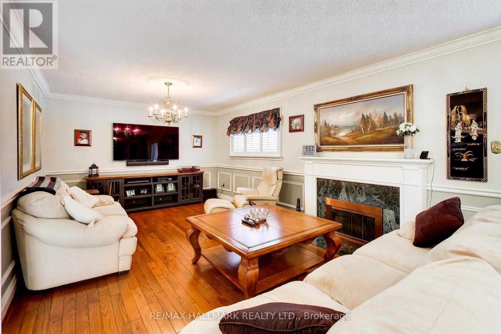 5 Byworth Boulevard, Toronto, ON - Indoor Photo Showing Living Room With Fireplace