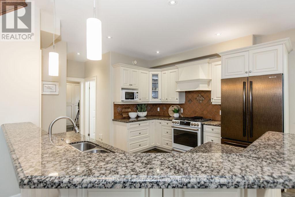 119 Earl Street, Wasaga Beach, ON - Indoor Photo Showing Kitchen With Double Sink With Upgraded Kitchen