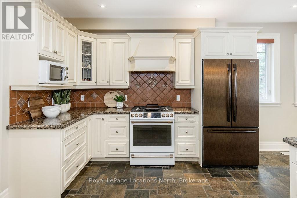 119 Earl Street, Wasaga Beach, ON - Indoor Photo Showing Kitchen With Upgraded Kitchen