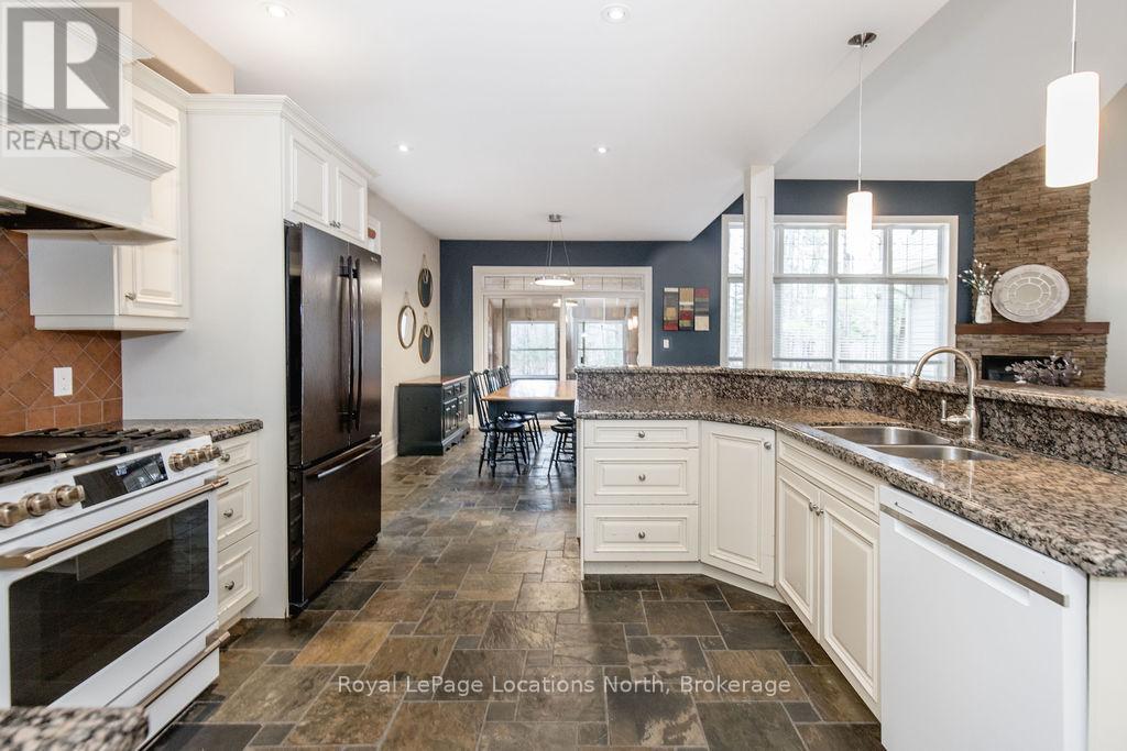 119 Earl Street, Wasaga Beach, ON - Indoor Photo Showing Kitchen With Double Sink With Upgraded Kitchen