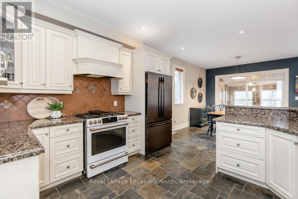 119 Earl Street, Wasaga Beach, ON - Indoor Photo Showing Kitchen With Upgraded Kitchen