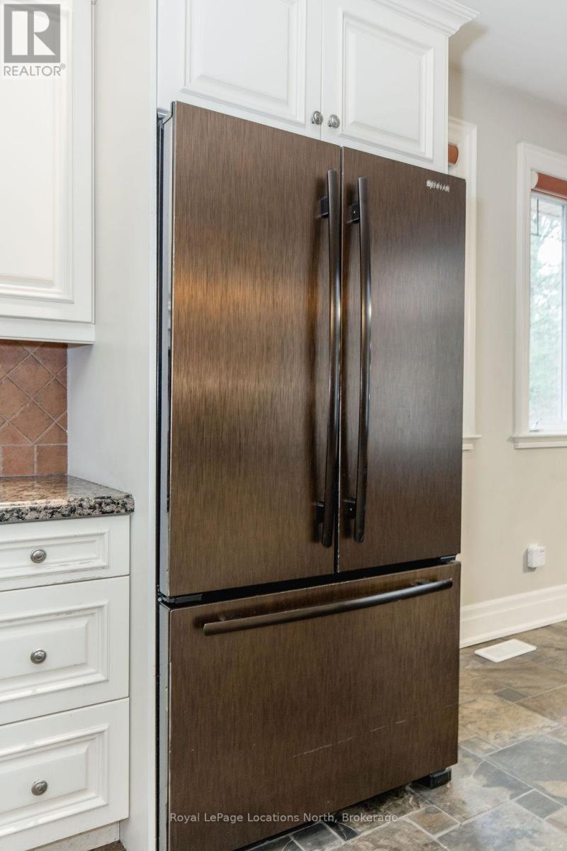 119 Earl Street, Wasaga Beach, ON - Indoor Photo Showing Kitchen