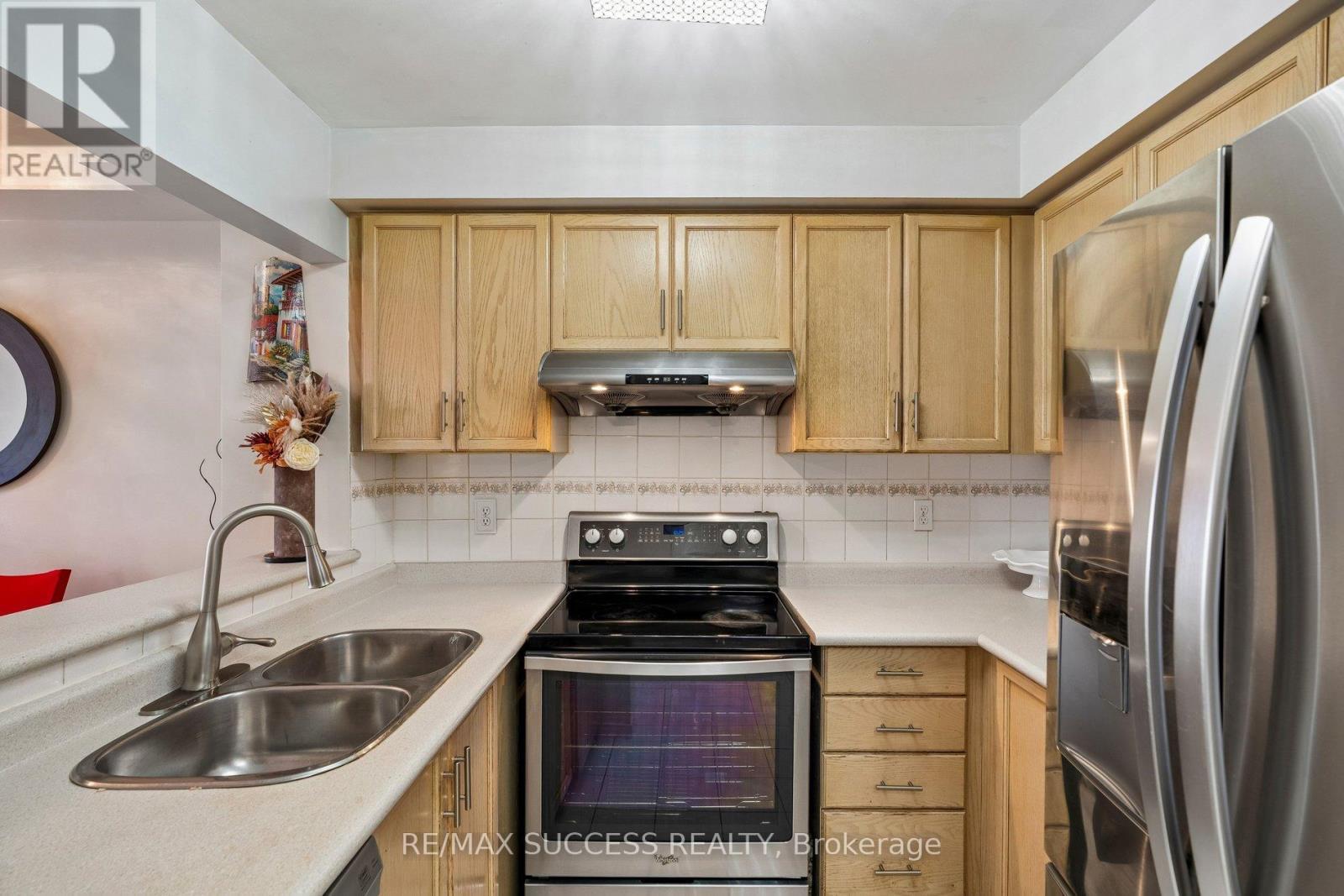 301 - 1000 Sheppard Avenue W, Toronto, ON - Indoor Photo Showing Kitchen With Double Sink