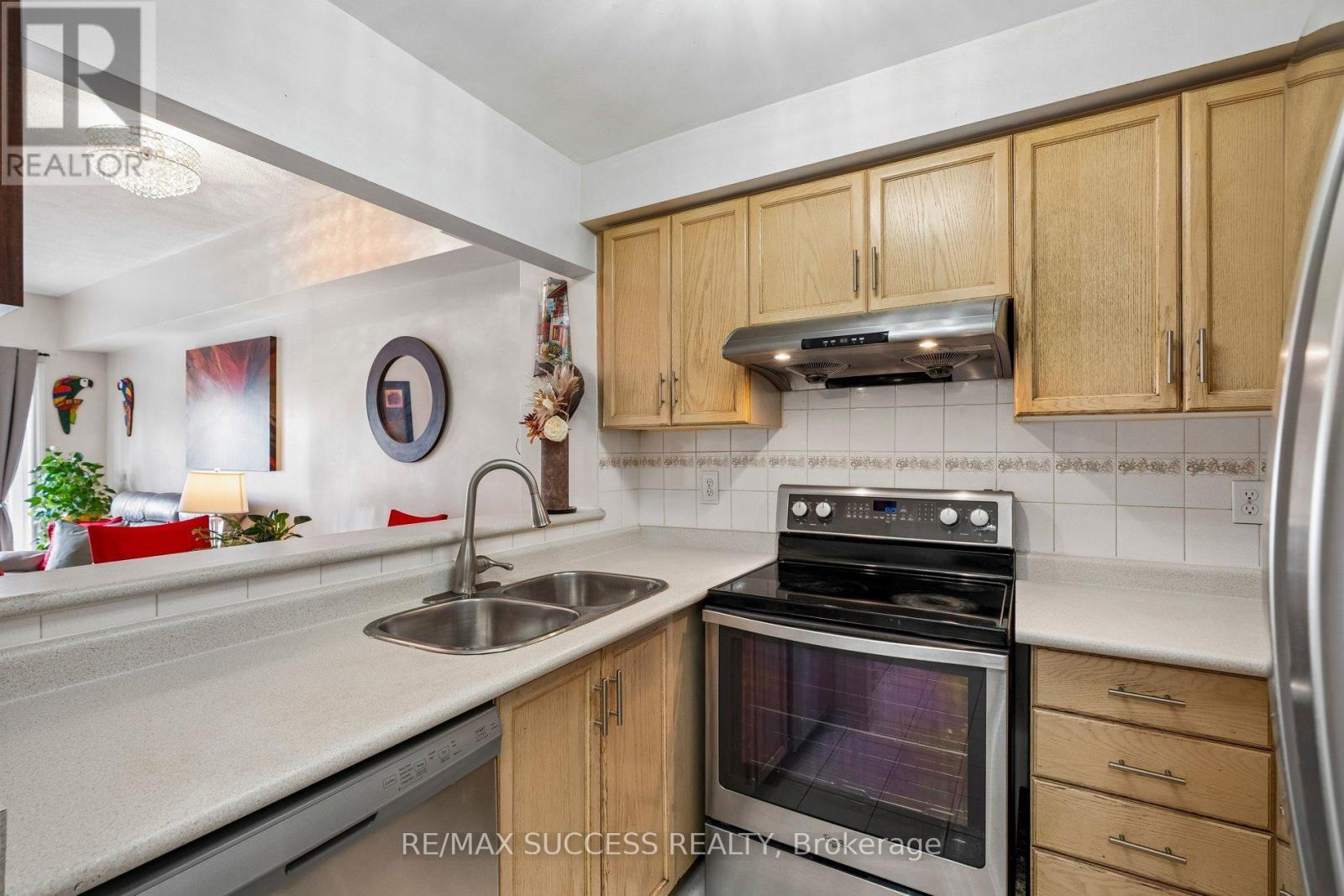 301 - 1000 Sheppard Avenue W, Toronto, ON - Indoor Photo Showing Kitchen With Double Sink