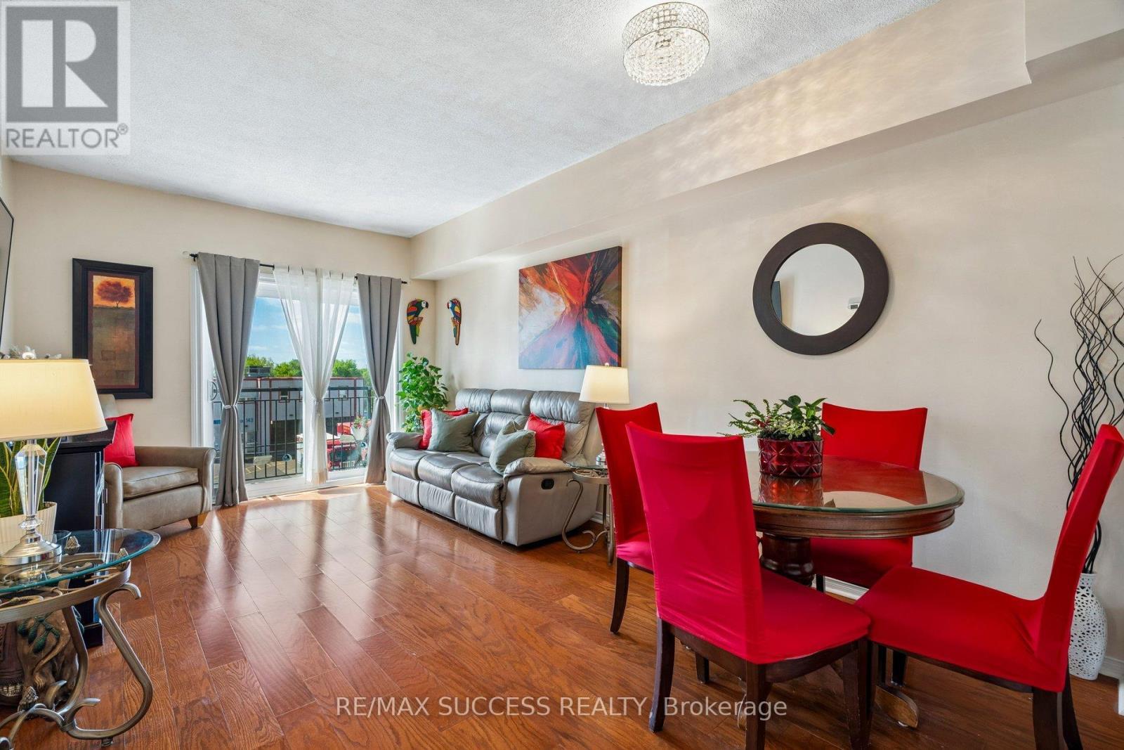 301 - 1000 Sheppard Avenue W, Toronto, ON - Indoor Photo Showing Living Room