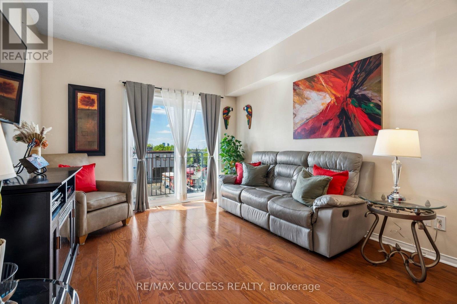 301 - 1000 Sheppard Avenue W, Toronto, ON - Indoor Photo Showing Living Room