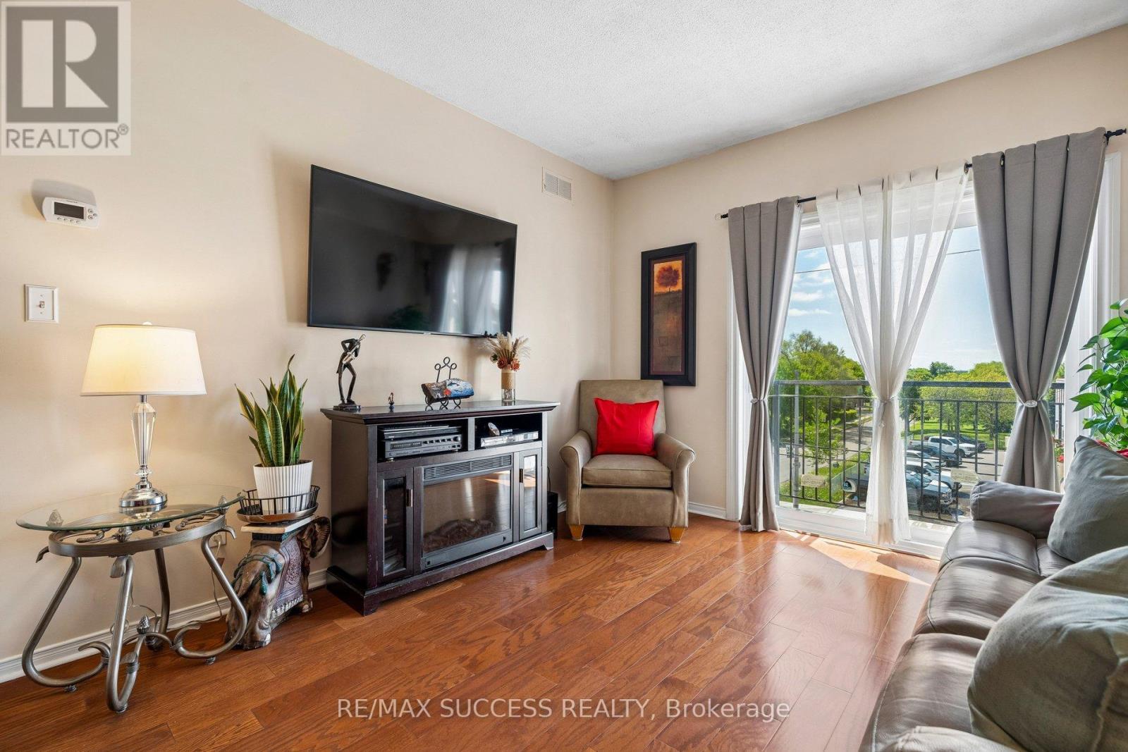 301 - 1000 Sheppard Avenue W, Toronto, ON - Indoor Photo Showing Living Room