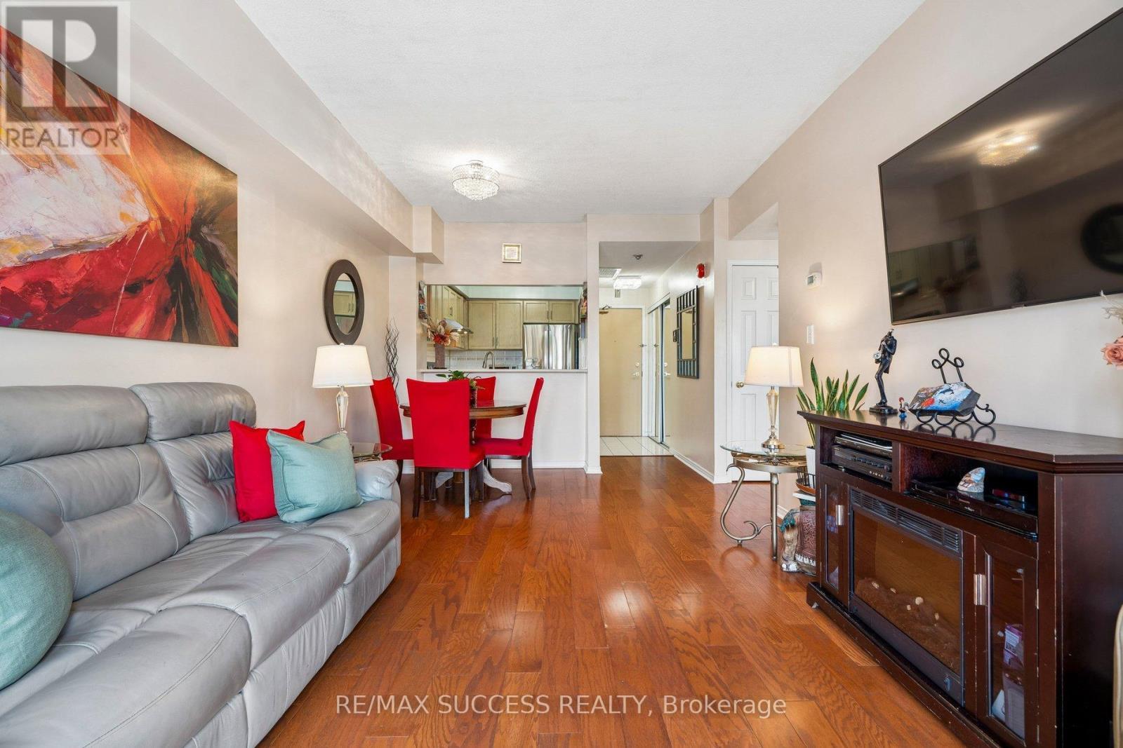 301 - 1000 Sheppard Avenue W, Toronto, ON - Indoor Photo Showing Living Room