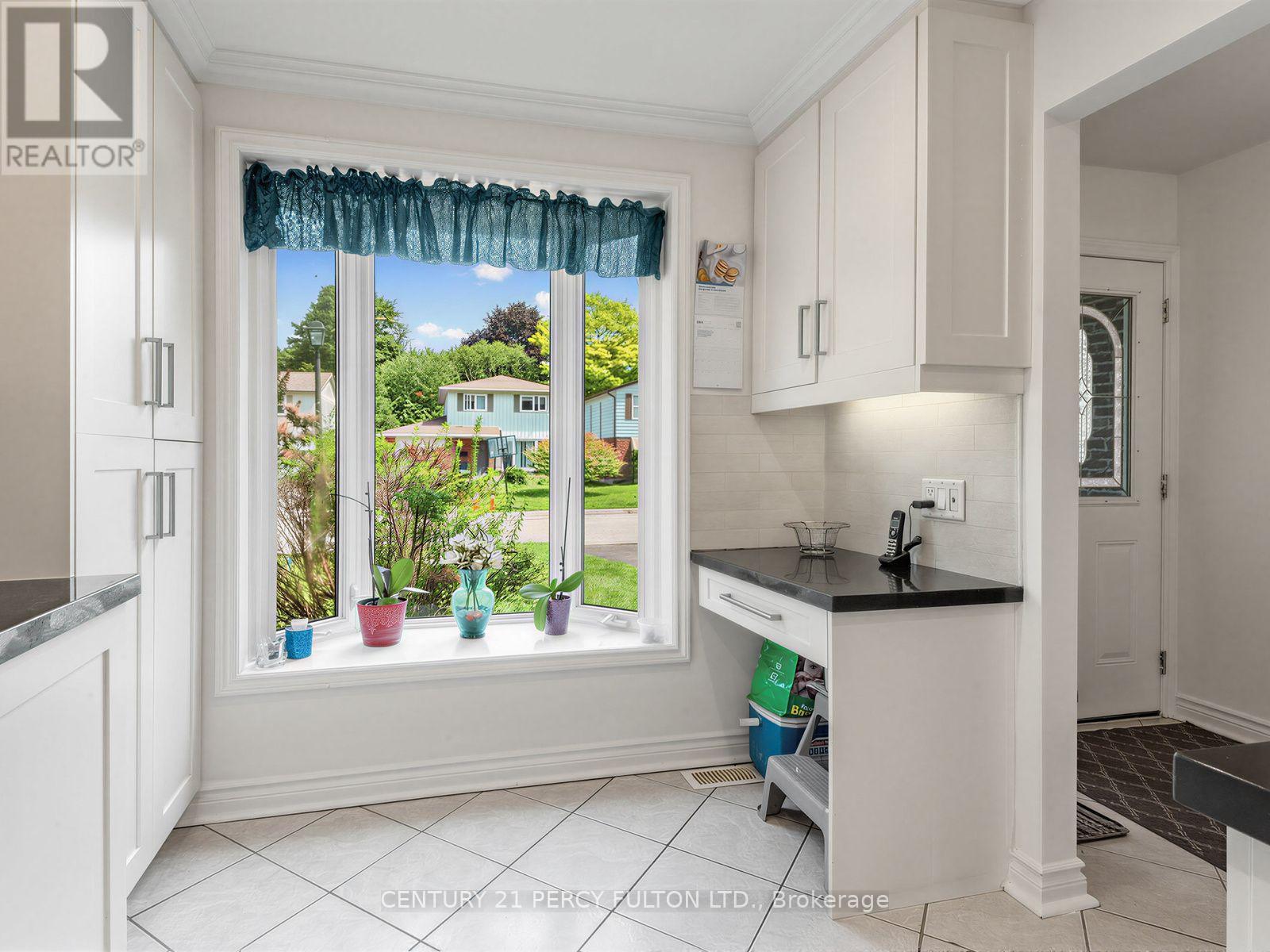 388 Handley Crescent, Newmarket, ON - Indoor Photo Showing Kitchen