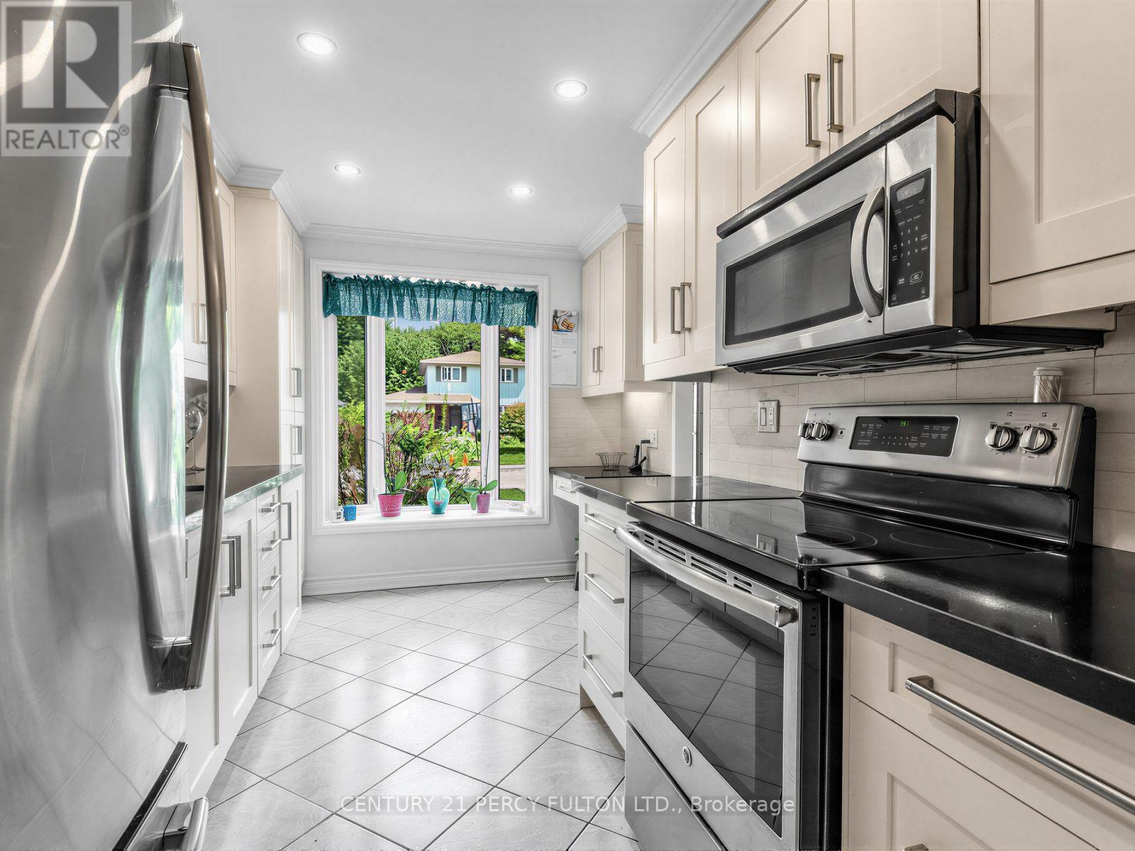 388 Handley Crescent, Newmarket, ON - Indoor Photo Showing Kitchen With Upgraded Kitchen