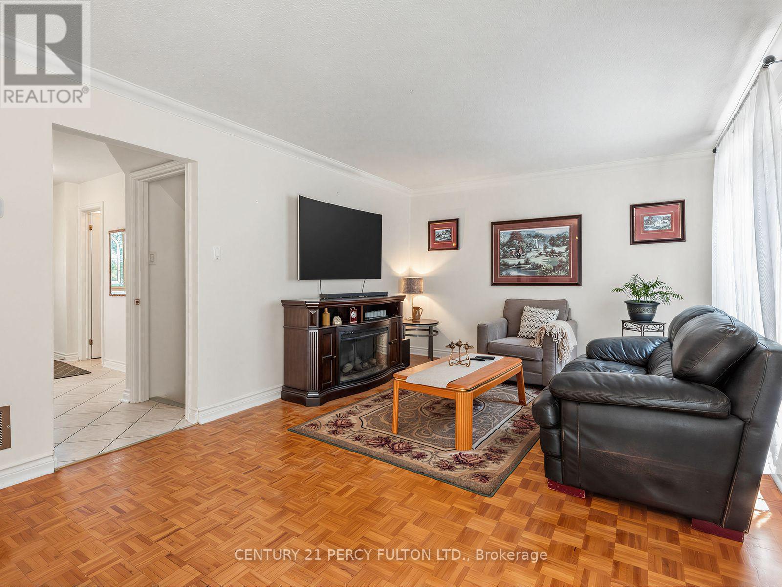 388 Handley Crescent, Newmarket, ON - Indoor Photo Showing Living Room