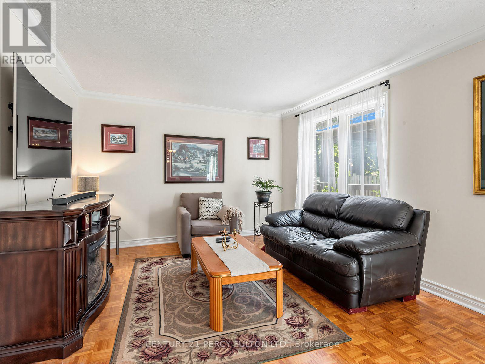 388 Handley Crescent, Newmarket, ON - Indoor Photo Showing Living Room