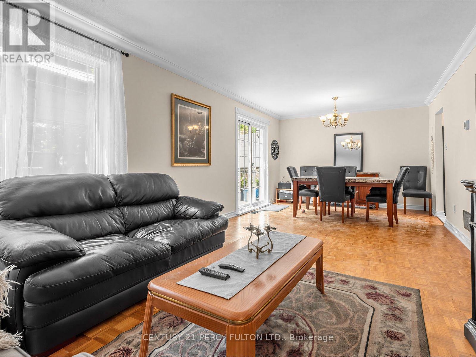 388 Handley Crescent, Newmarket, ON - Indoor Photo Showing Living Room