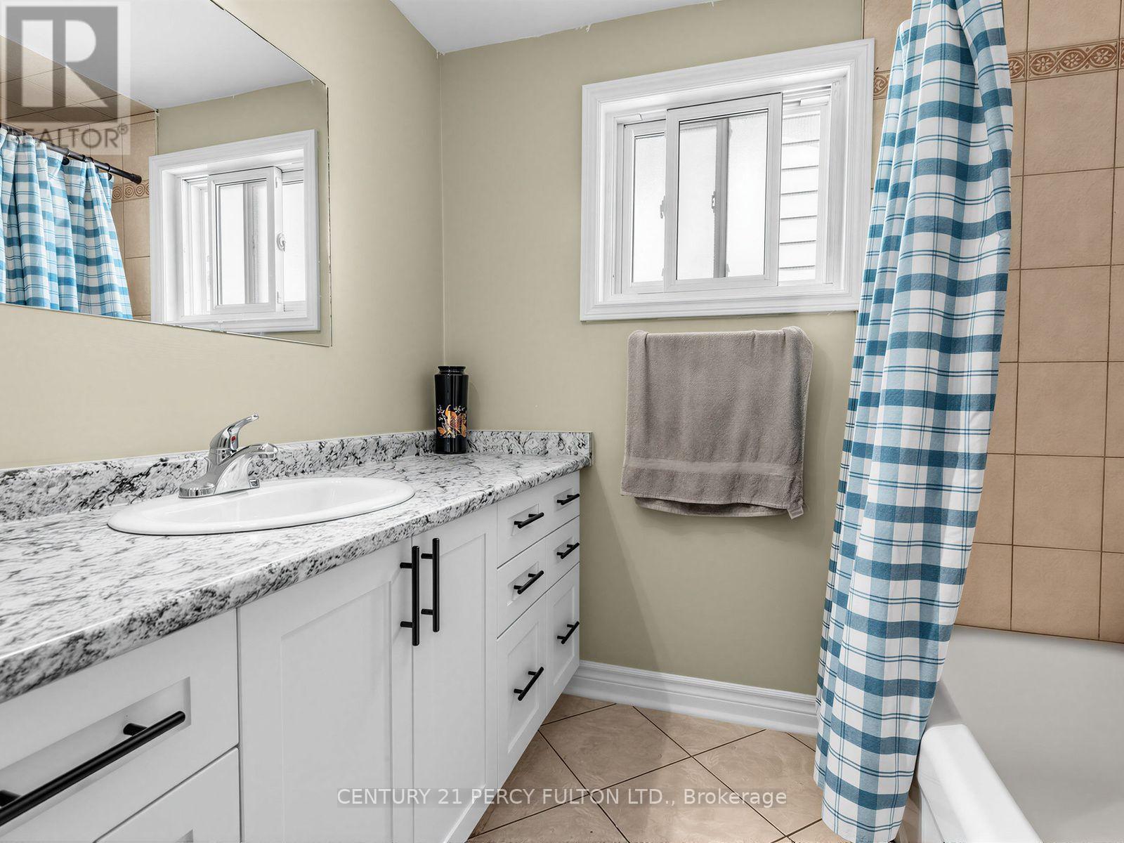 388 Handley Crescent, Newmarket, ON - Indoor Photo Showing Bathroom