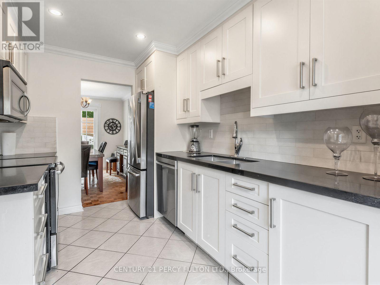 388 Handley Crescent, Newmarket, ON - Indoor Photo Showing Kitchen