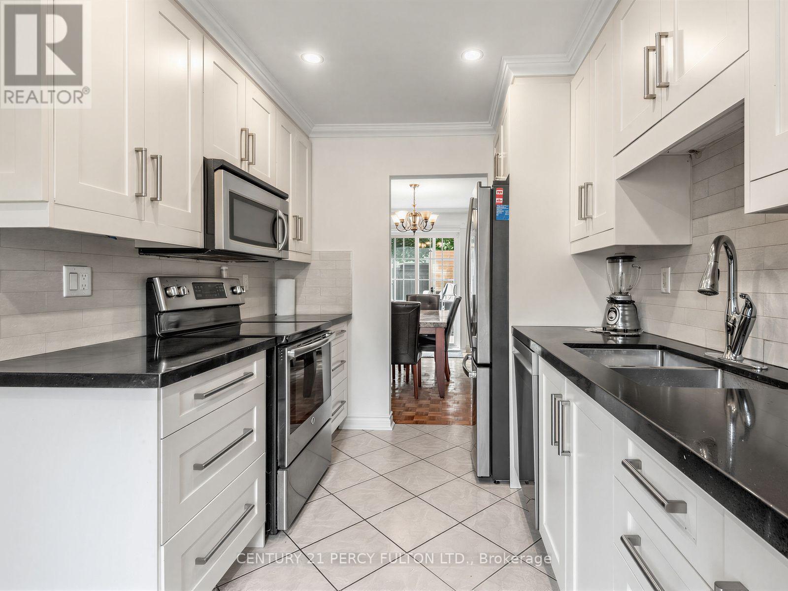 388 Handley Crescent, Newmarket, ON - Indoor Photo Showing Kitchen With Upgraded Kitchen