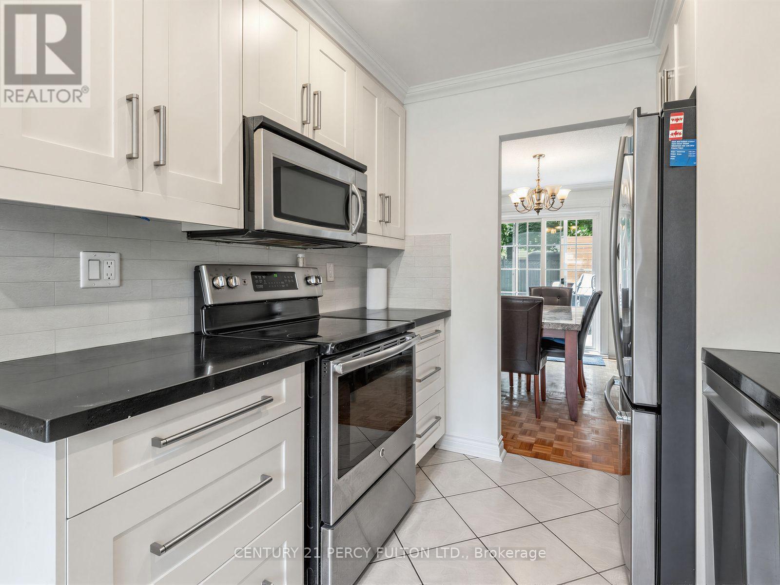 388 Handley Crescent, Newmarket, ON - Indoor Photo Showing Kitchen