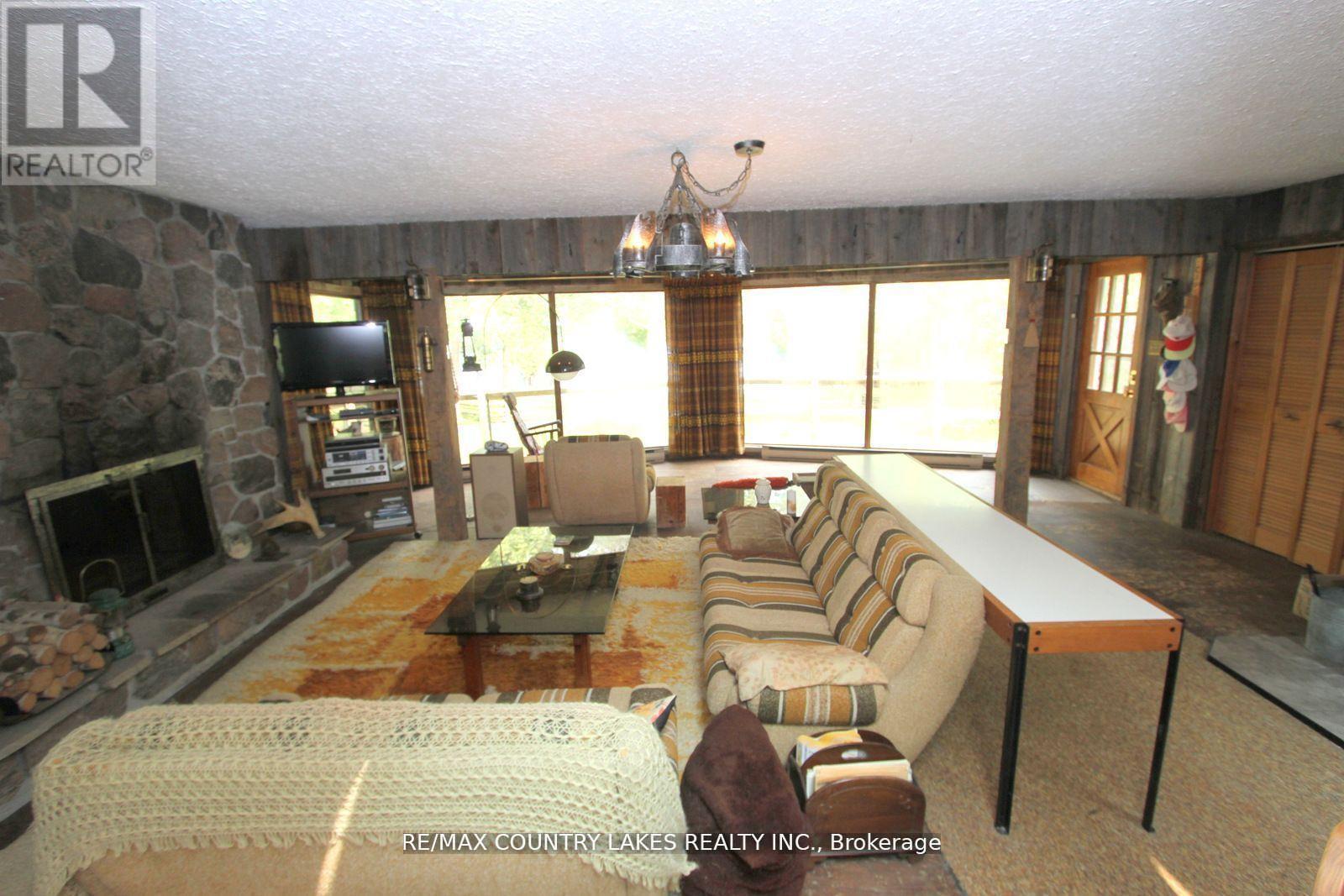 B40440 Shore Road, Brock, ON - Indoor Photo Showing Living Room With Fireplace