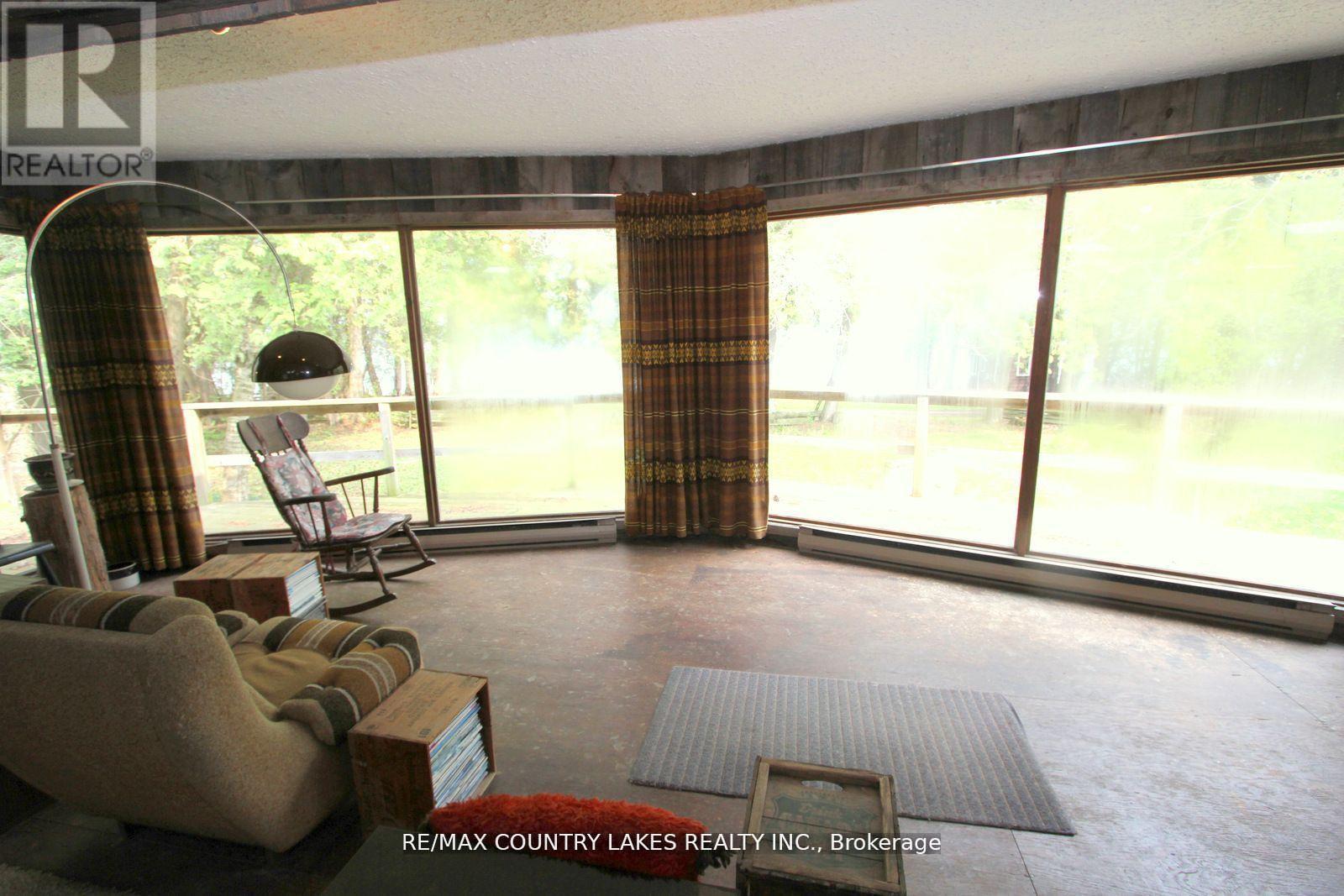 B40440 Shore Road, Brock, ON - Indoor Photo Showing Living Room