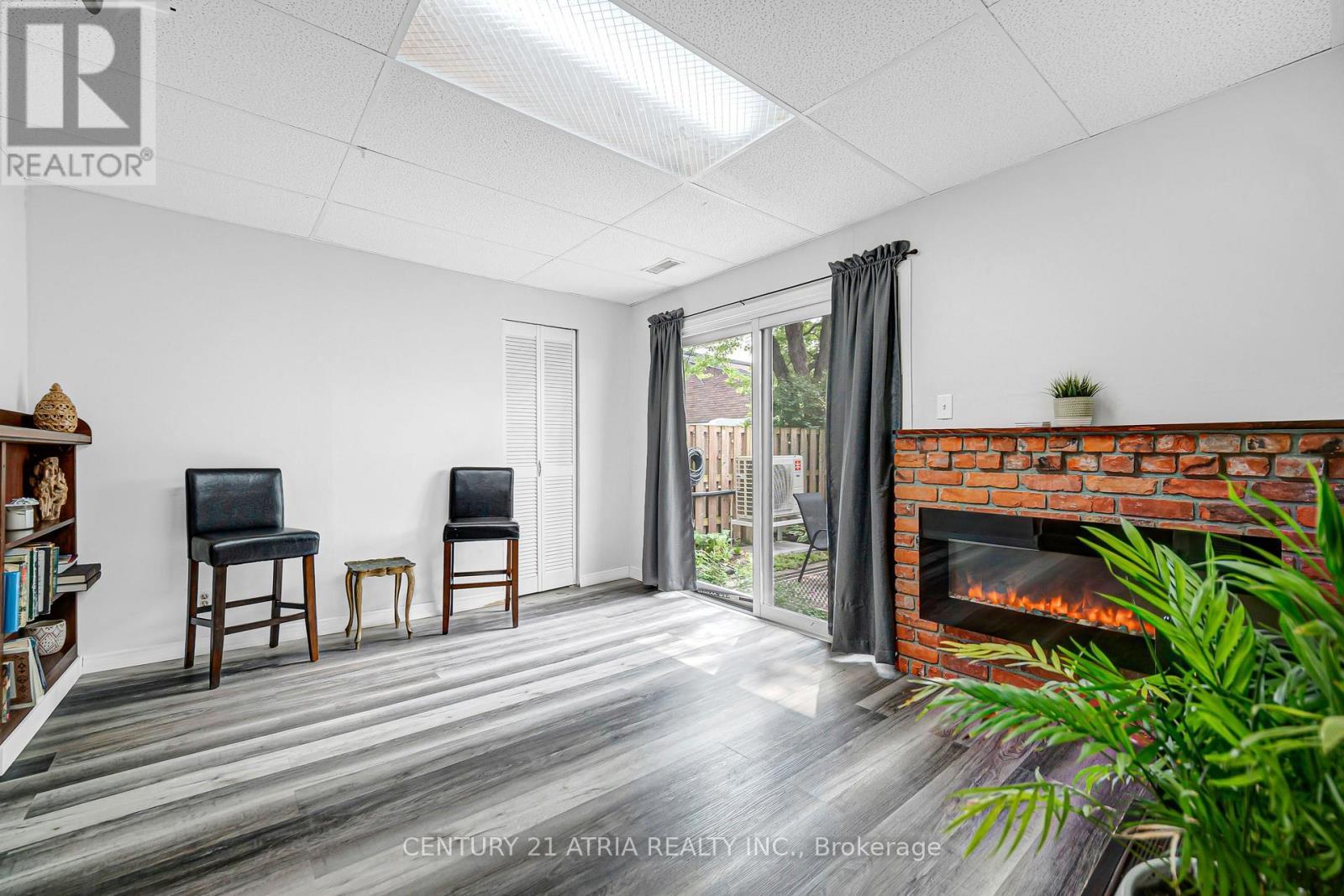 18 Thatchers Mill Way, Markham, ON - Indoor With Fireplace