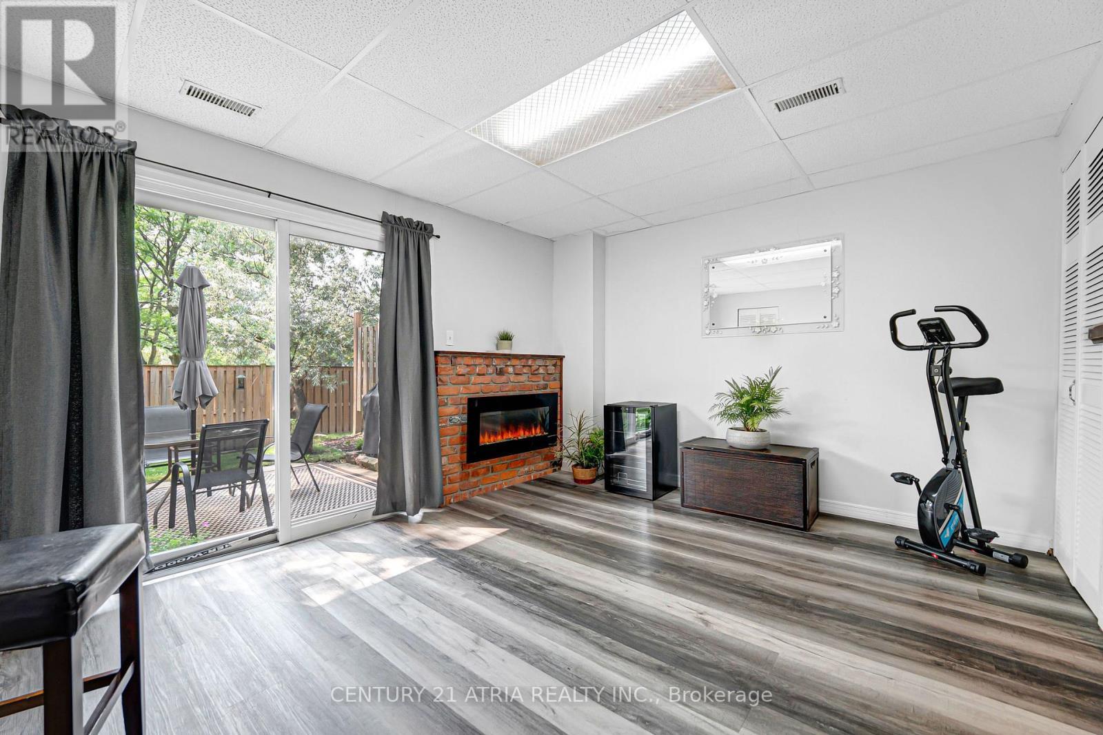 18 Thatchers Mill Way, Markham, ON - Indoor With Fireplace