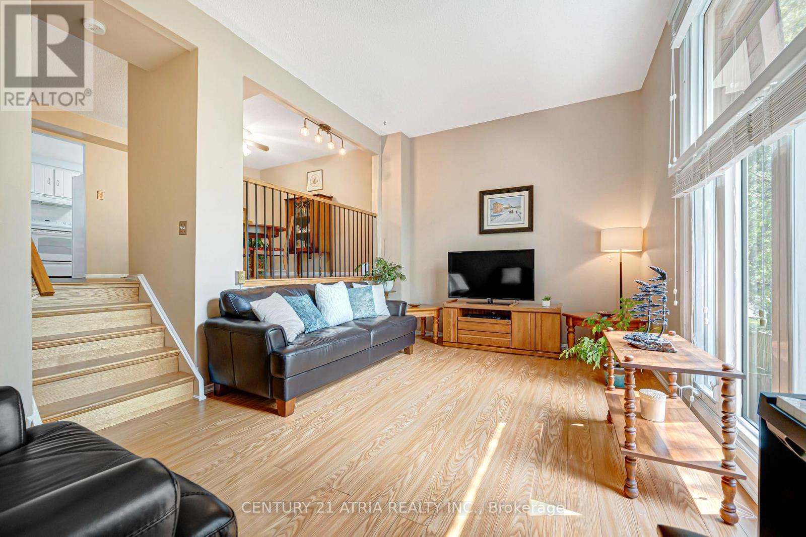 18 Thatchers Mill Way, Markham, ON - Indoor Photo Showing Living Room